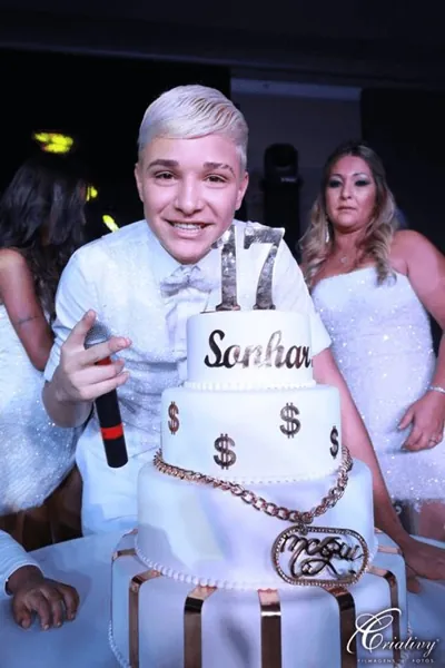 MC Gui com bolo cenográfico Jéssica Vitor