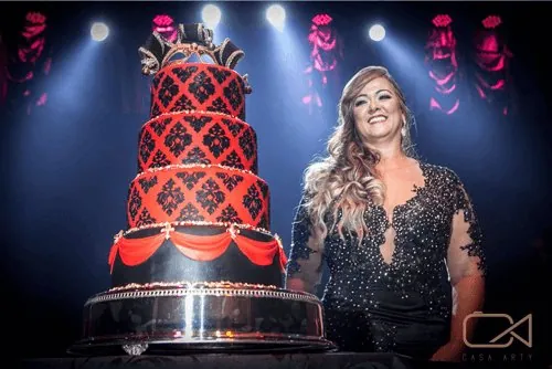 Nadine com bolo cenográfico Jéssica Vitor