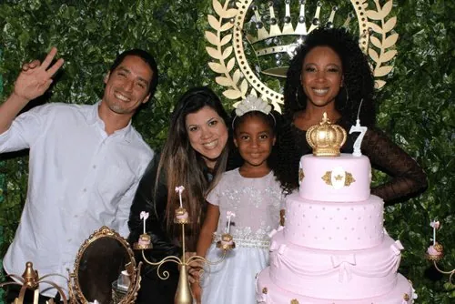 Negra Lee com bolo cenográfico Jéssica Vitor